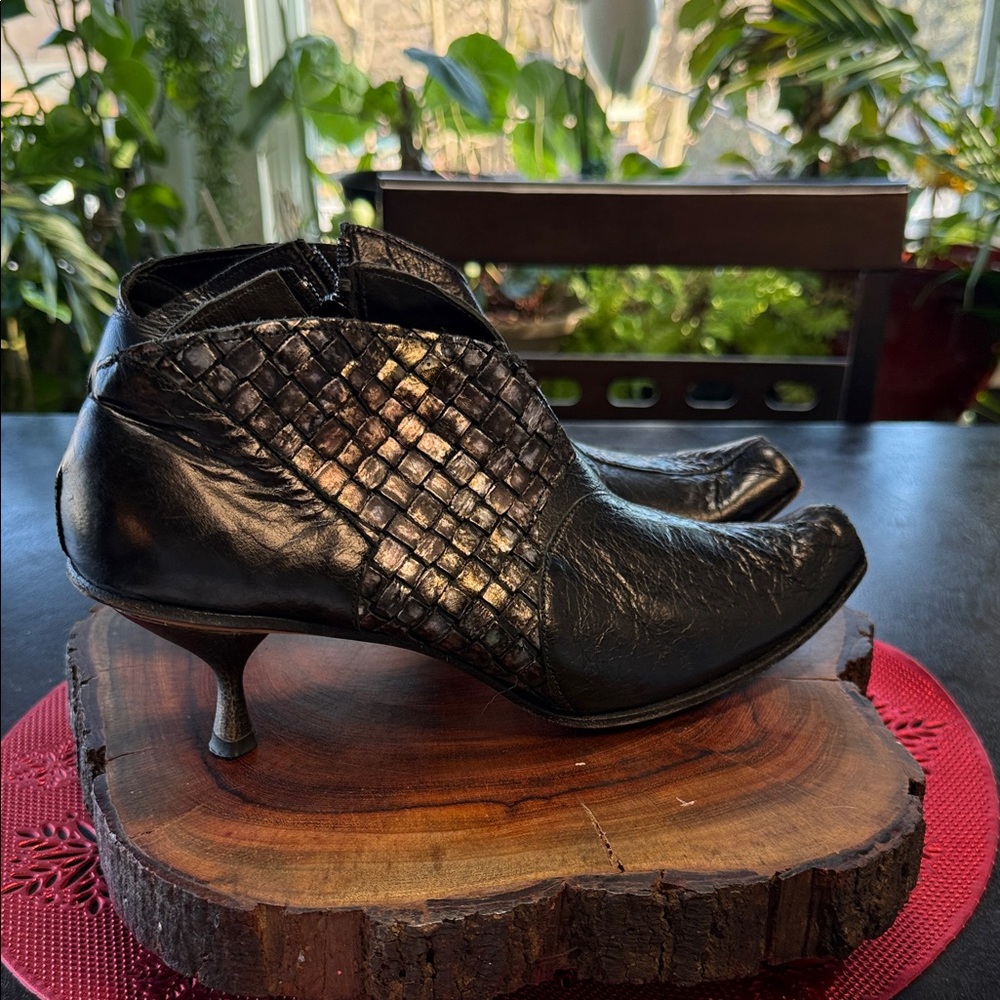 Cydwoq Elegant Black Ankle Boots